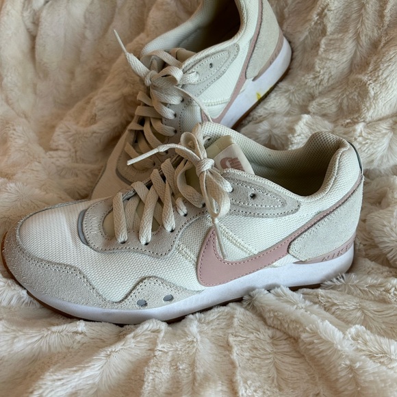 Women's Nike Cream and Pink Sneakers - Picture 1 of 3
